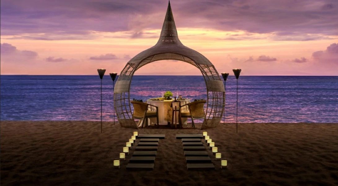 Dining Nest at the Beach